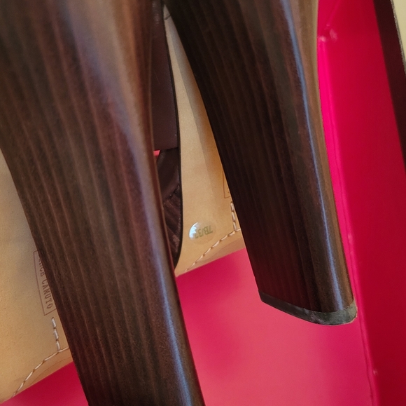 Vince Camuto, open platform shoe, Dk brown w/gold,wood grain, Size 7, like New, - Picture 5 of 6